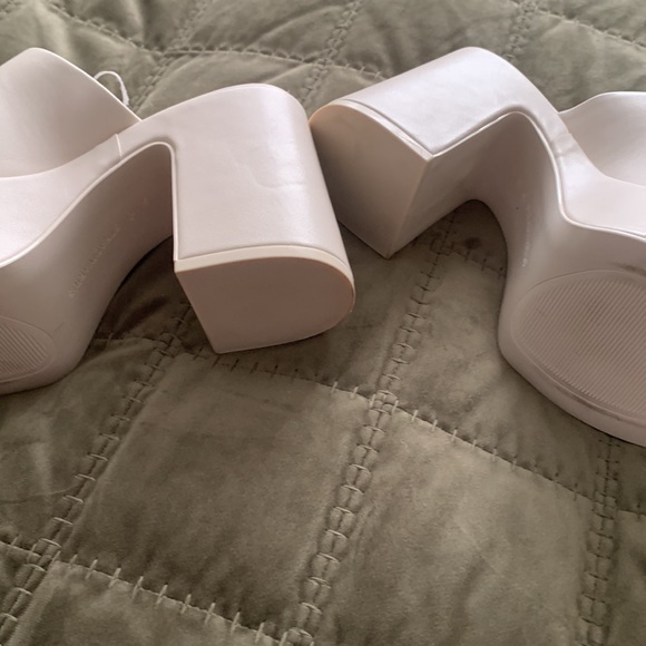Never worn, brand new platform sandle - Picture 4 of 4